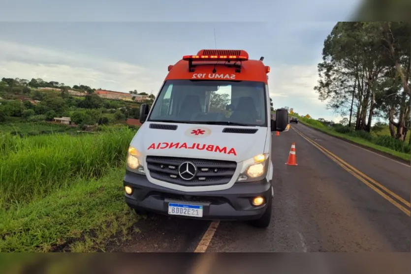 Motorista de Apucarana fica ferido após capotar carro na PR-170; veja