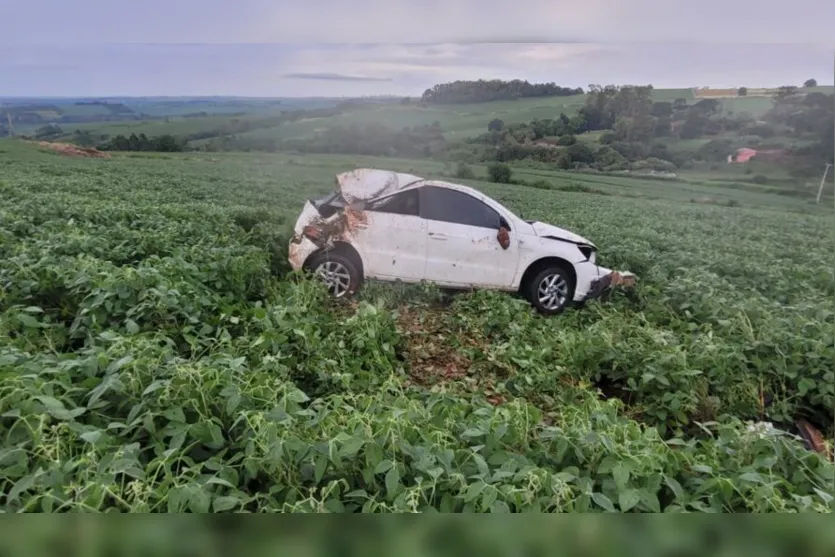 Motorista de Apucarana fica ferido após capotar carro na PR-170; veja