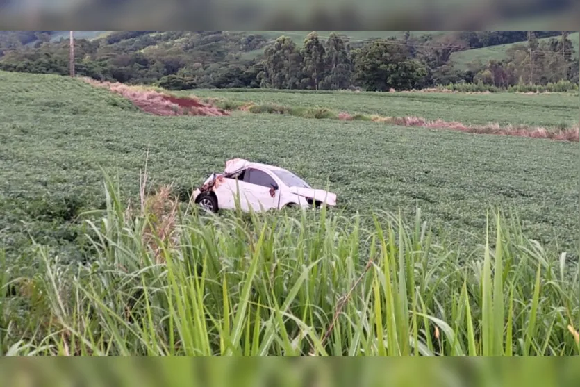 Motorista de Apucarana fica ferido após capotar carro na PR-170; veja