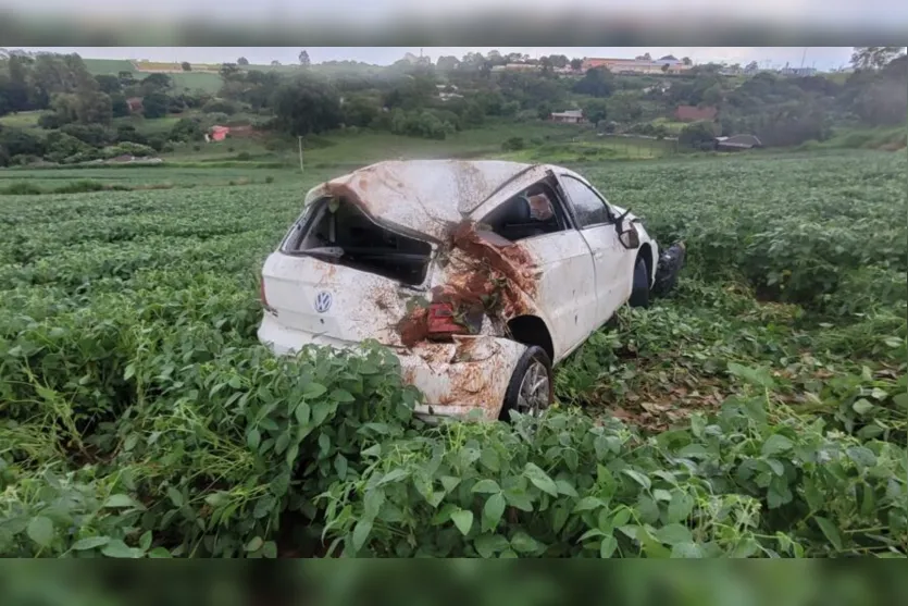 Motorista de Apucarana fica ferido após capotar carro na PR-170; veja