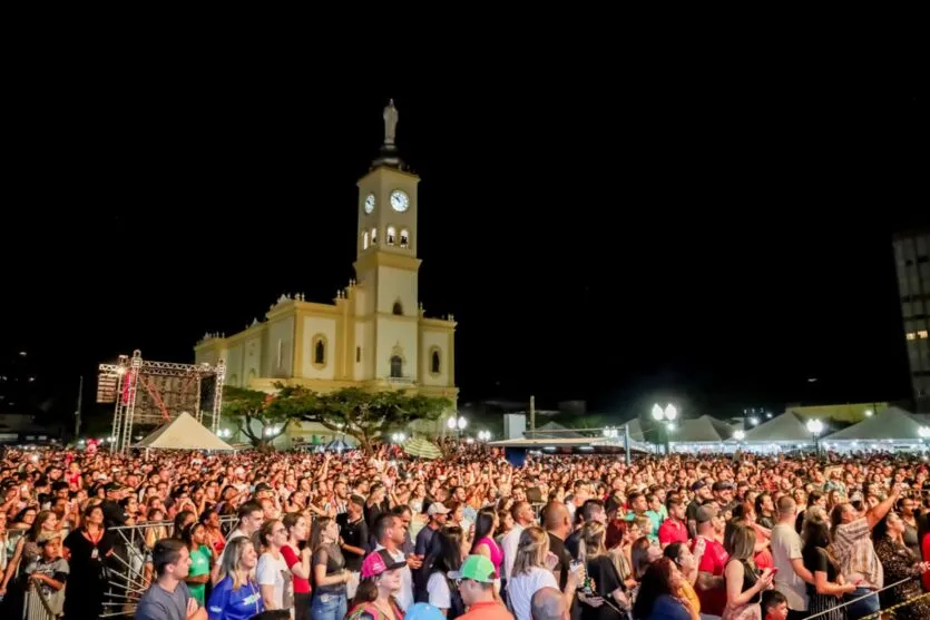  Na única pausa do show, o cantor Leonardo conduziu o coro de parabéns para Apucarana 