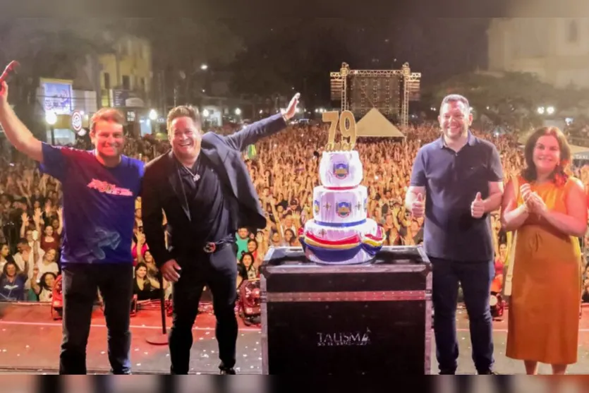  Na única pausa do show, o cantor Leonardo conduziu o coro de parabéns para Apucarana 