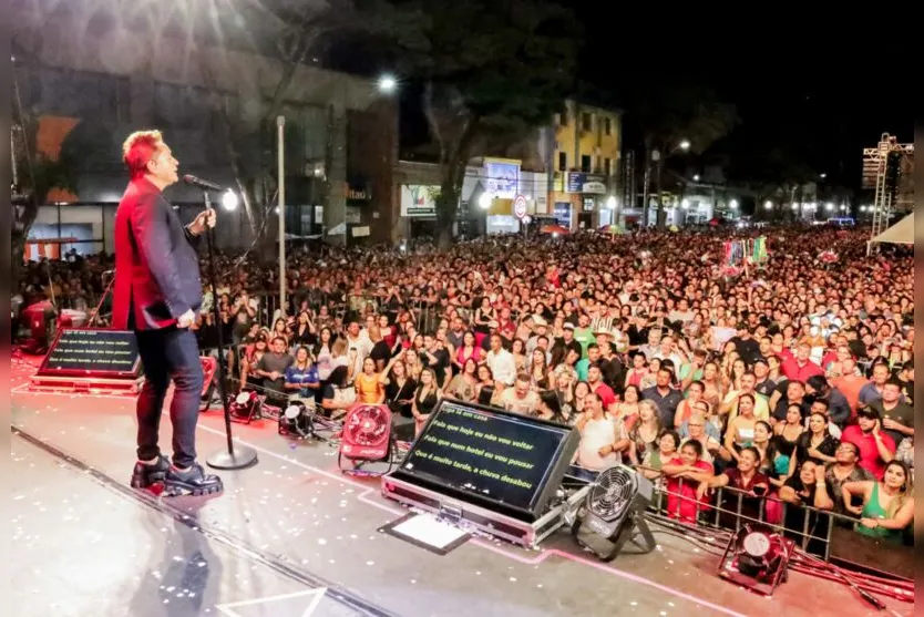  Na única pausa do show, o cantor Leonardo conduziu o coro de parabéns para Apucarana 