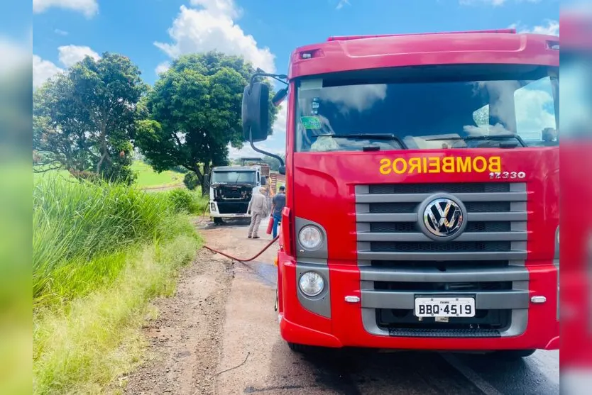  No veículo, que transportava maquinários, estavam o motorista e o ajudante, que não ficaram feridos 