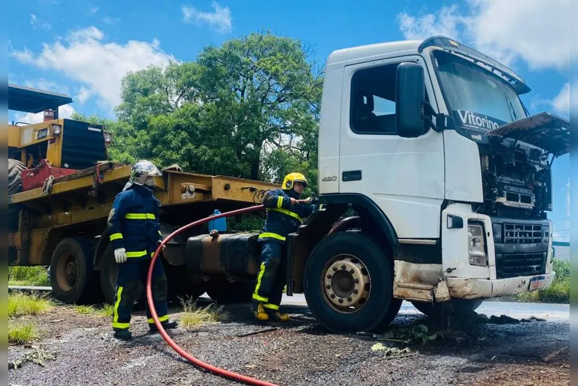  No veículo, que transportava maquinários, estavam o motorista e o ajudante, que não ficaram feridos 