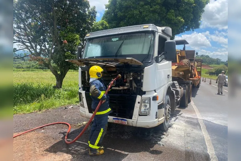  No veículo, que transportava maquinários, estavam o motorista e o ajudante, que não ficaram feridos 