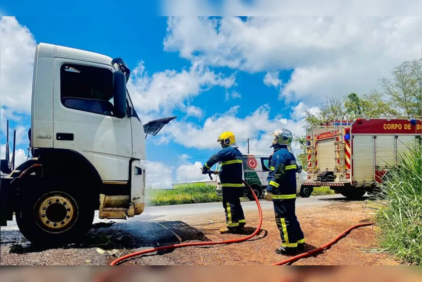  No veículo, que transportava maquinários, estavam o motorista e o ajudante, que não ficaram feridos 