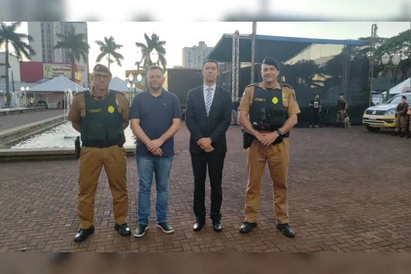  O Comandante do 10º BPM, Ten.-Cel. Marcos José Facio acompanhado de autoridades 