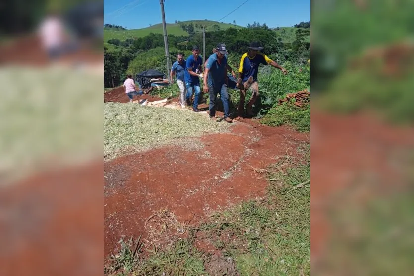  O agricultor realizava um trabalho de silagem 