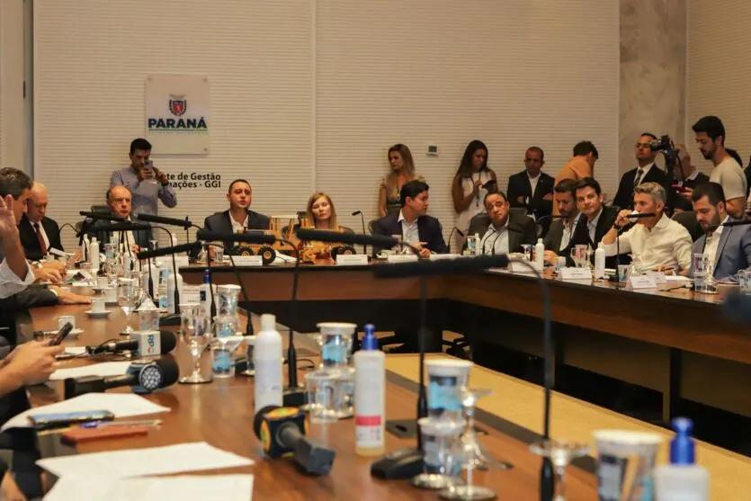  O governador Carlos Massa Ratinho Junior anunciou na manhã desta terça-feira o programa À Frente Paraná, onde serão investidos R$ 3,4 bilhões em obras 