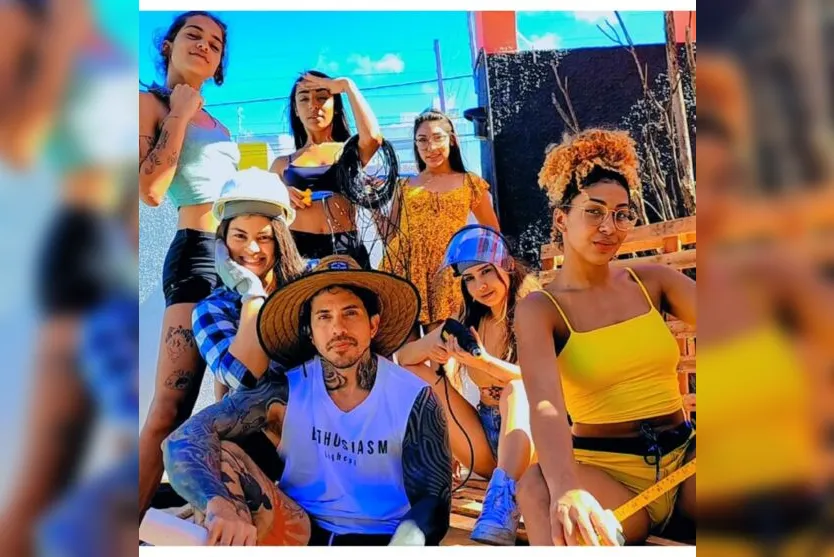  O influenciador e suas companheiras desfilarão pela escola de samba Barroca Zona Sul 