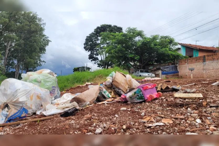  O local é um fundo de vale, localizado no final da Rua Loro Verde 