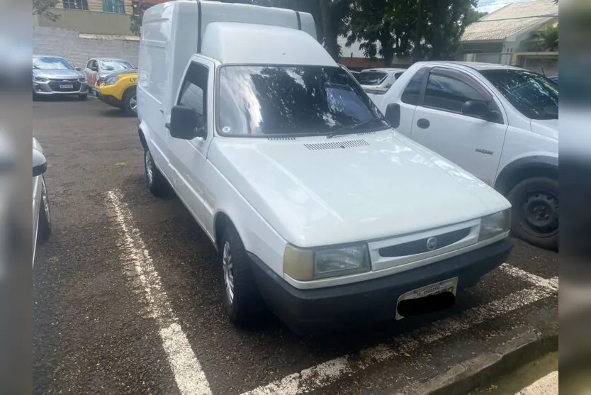  O veículo estava estacionado em frente ao comércio 