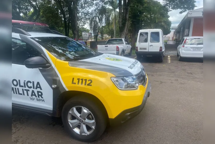  O veículo estava estacionado em frente ao comércio 