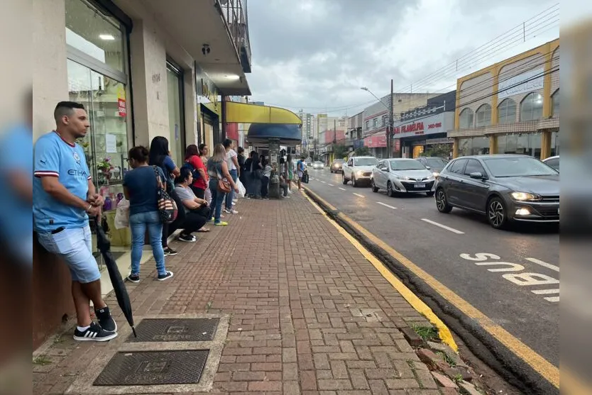  Os pontos de ônibus ficaram lotados e os moradores da cidade, mesmo apoiando o movimento, reclamaram. 