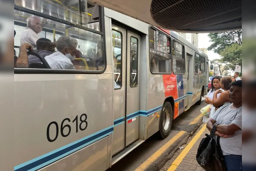  Os pontos de ônibus ficaram lotados e os moradores da cidade, mesmo apoiando o movimento, reclamaram 