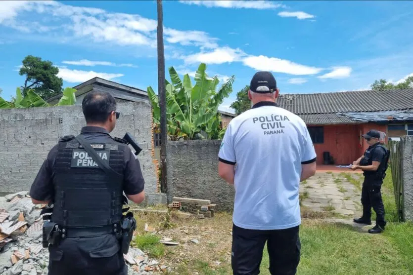 Policiais cumprem mandados contra pessoas de tornozeleiras no litoral