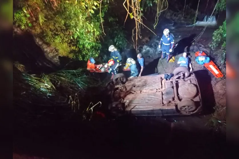 Quatro pessoas são resgatadas após carro cair em rio, em Sabáudia