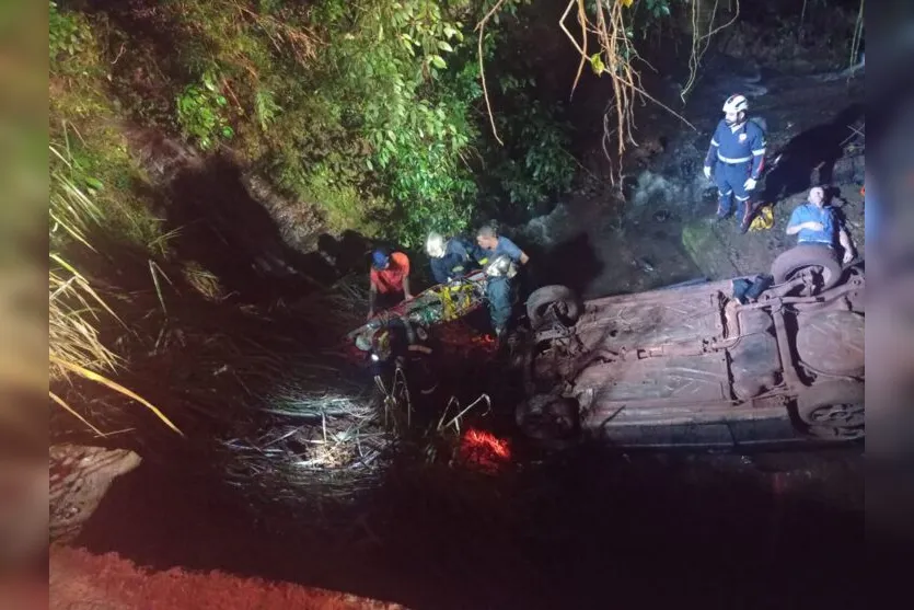 Quatro pessoas são resgatadas após carro cair em rio, em Sabáudia