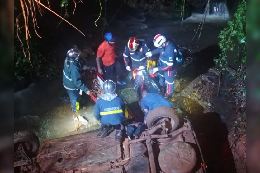 Quatro pessoas são resgatadas após carro cair em rio, em Sabáudia