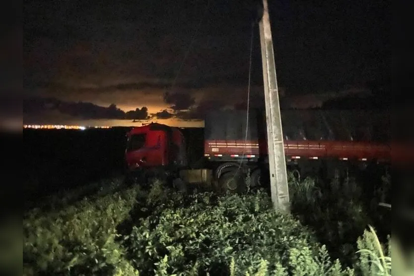  carreta entrou a plantação de soja do outro lado, vindo a pegar fogo. Mas as chamas foram controladas pelo motorista 