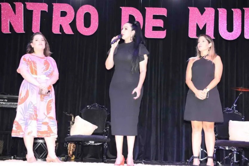  A apresentação do Encontro de Mulheres foi realizada por Simone Milhorini 