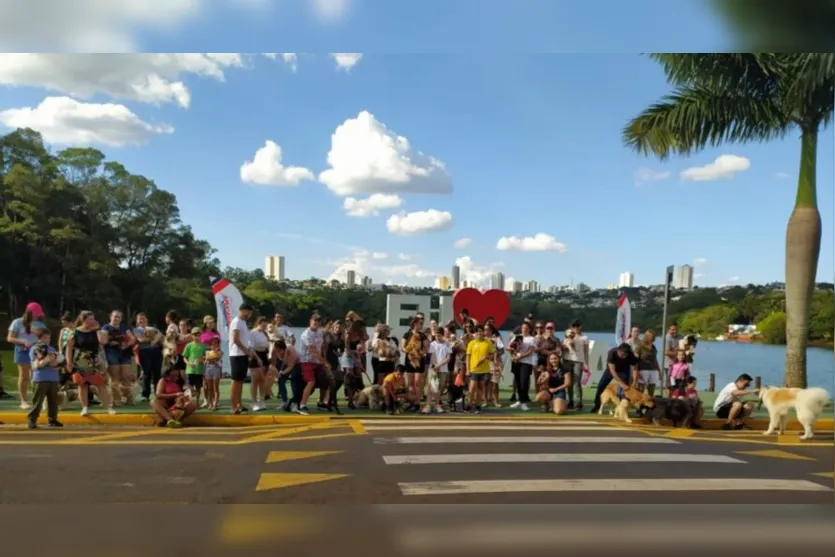  A caminhada terminou no painel "Eu amo Apucarana" 