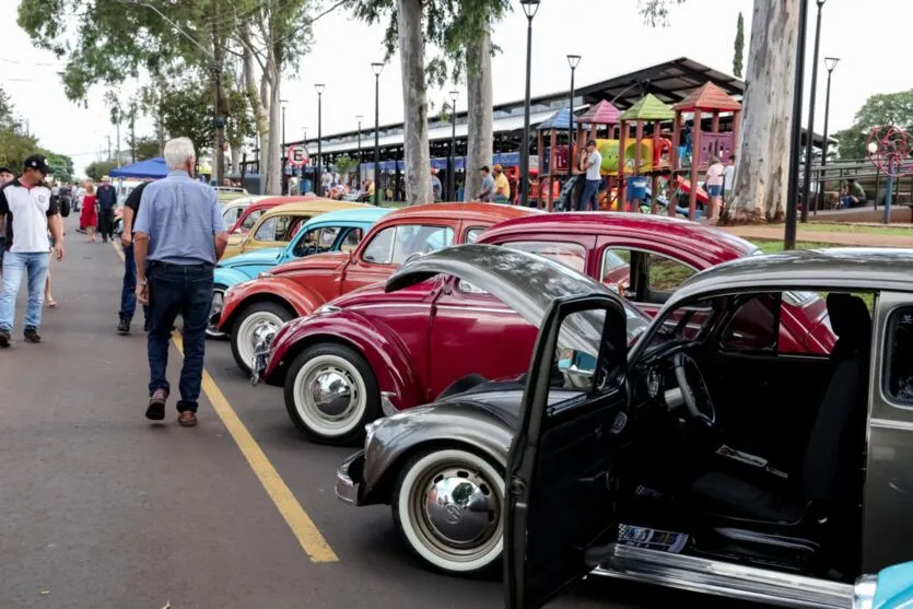  A exposição de carros antigos tinha cerca de 100 veículos 