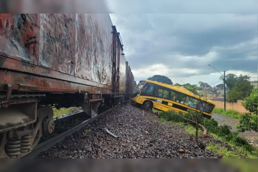  Acidente entre trem e ônibus ocorreu na manhã desta quinta-feira (9) 