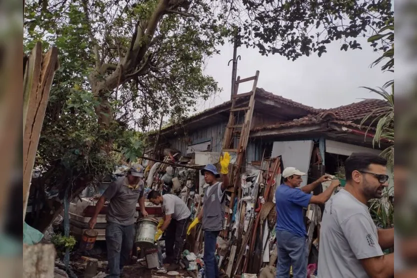 Arapongas: prefeitura faz operação de limpeza em casa de 'acumulador'