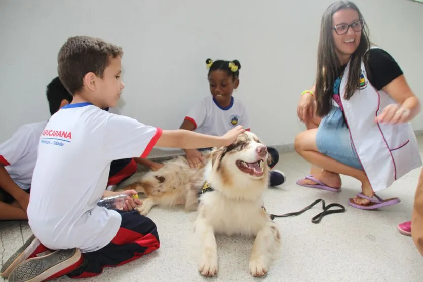  Autarquia Municipal de Educação e o canil do 10º BPM firmaram parceria para o desenvolvimento do Projeto Cão Amigo 