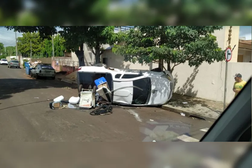 Batida seguida de capotamento deixa motoristas feridos em Arapongas