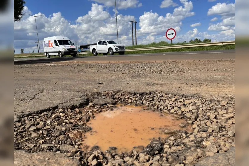  Buraco no acostamento da BR-369, trecho de Arapongas 