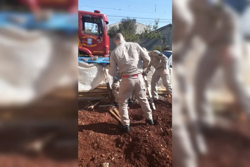 Cachorro é resgatado por bombeiros após cair em buraco de obra