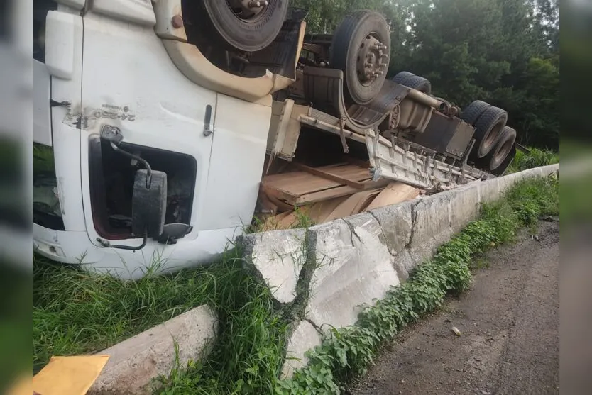 Caminhão perde o controle e tomba em rodovia de Pradópolis