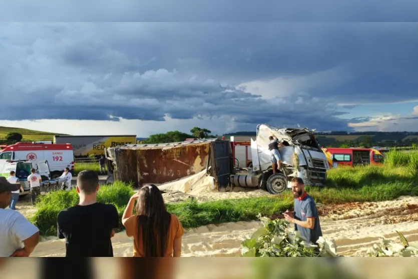 Capotamento de carreta em Cambira deixa vítima em estado grave