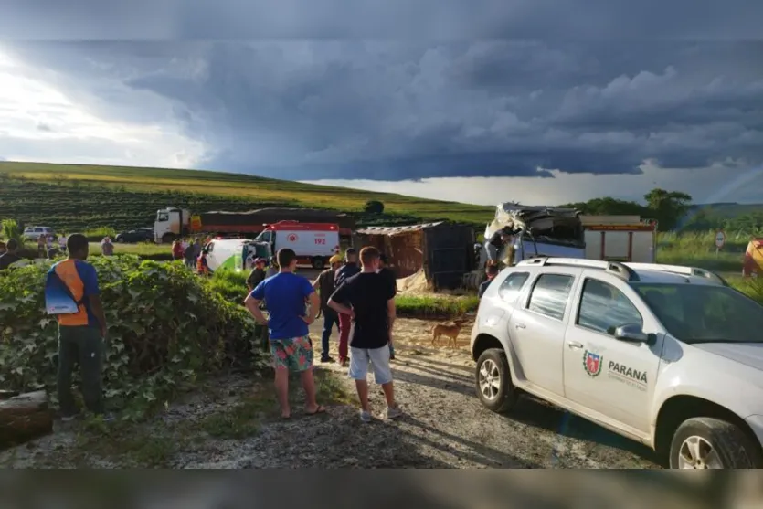 Capotamento de carreta em Cambira deixa vítima em estado grave