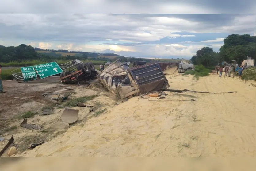 Capotamento de carreta em Cambira deixa vítima em estado grave