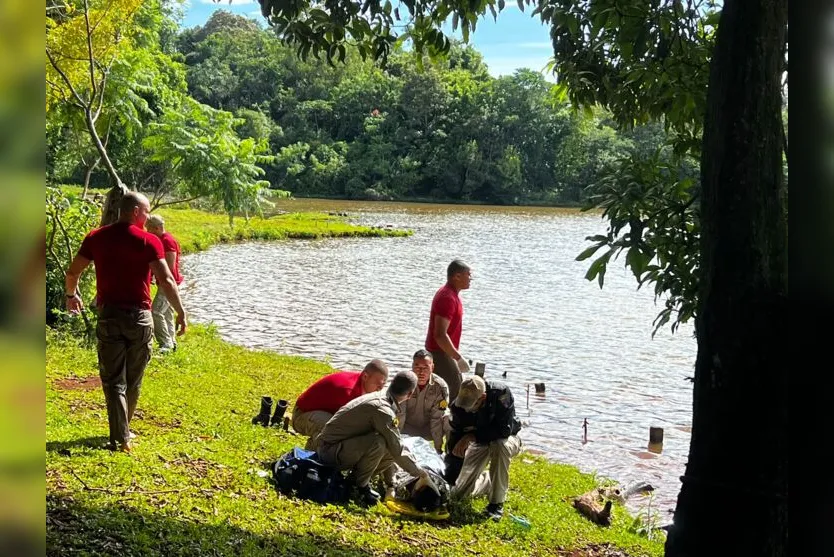 Carro cai no Lago Jaboti em Apucarana e condutor é salvo por bombeiros