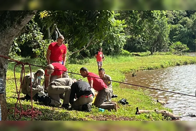 Carro cai no Lago Jaboti em Apucarana e condutor é salvo por bombeiros