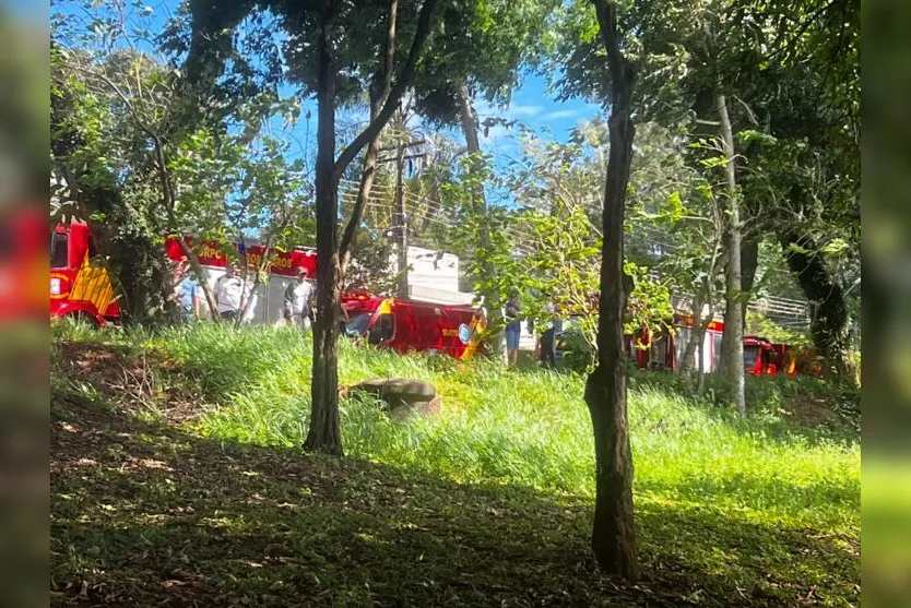 Carro cai no Lago Jaboti em Apucarana e condutor é salvo por bombeiros