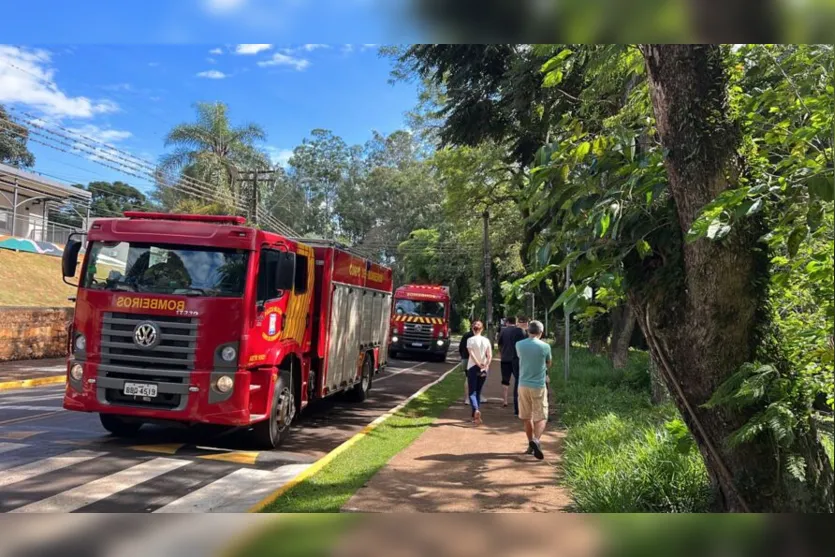 Carro cai no Lago Jaboti em Apucarana e condutor é salvo por bombeiros