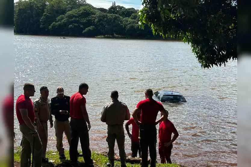 Carro cai no Lago Jaboti em Apucarana e condutor é salvo por bombeiros