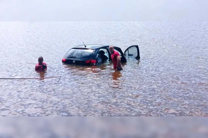 Carro cai no Lago Jaboti em Apucarana e condutor é salvo por bombeiros