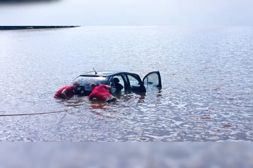 Carro cai no Lago Jaboti em Apucarana e condutor é salvo por bombeiros
