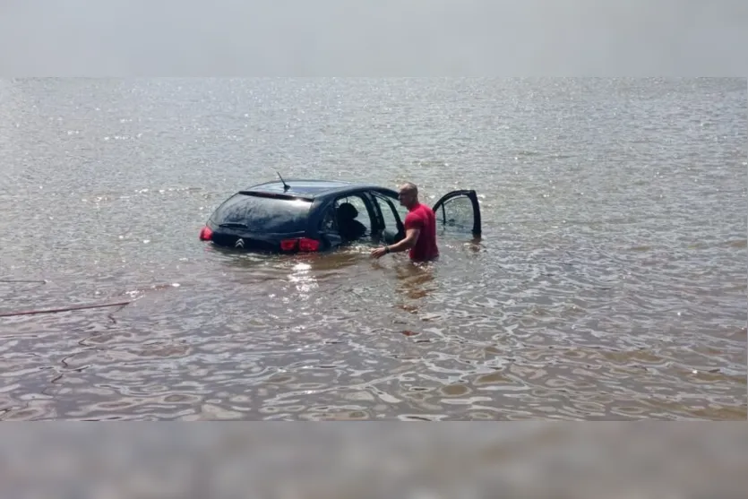 Carro cai no Lago Jaboti em Apucarana e condutor é salvo por bombeiros