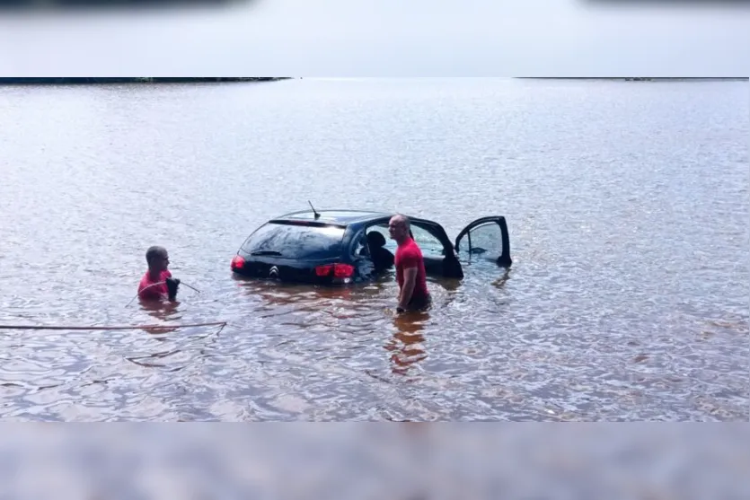  Carro caiu no Lago Jaboti por volta das 9h30 