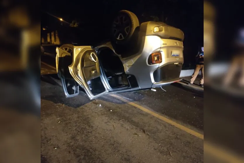 Carro capotado é encontrado abandonado; motorista aparece horas depois