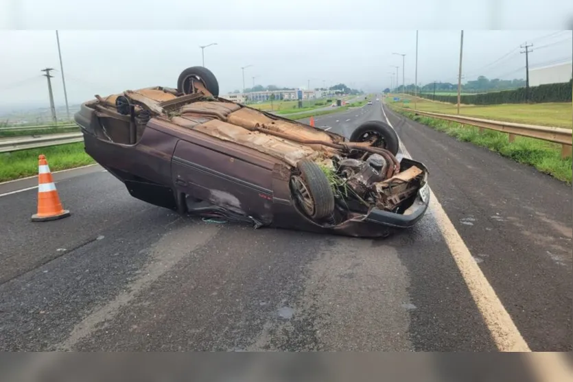  Carro ficou 'de ponta cabeça' após capotar na BR-369 