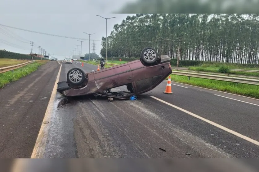  Carro ficou 'de ponta cabeça' após capotar na BR-369 